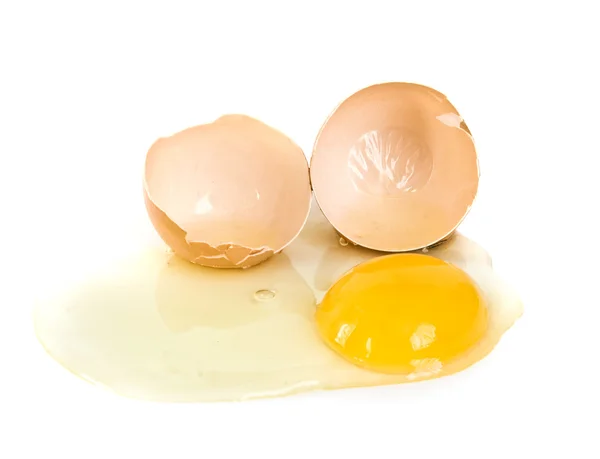 Gebarsten eieren op wit — Stockfoto