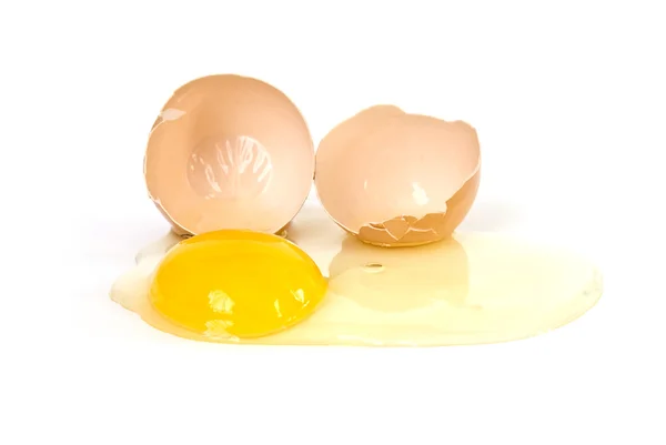 Spruckna ägg på vit — Stockfoto
