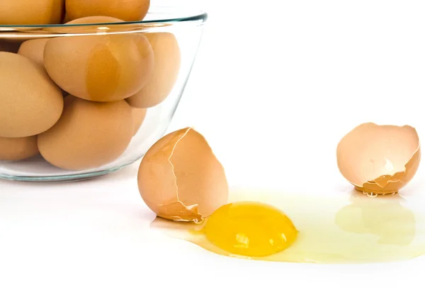 Porušených vajec na bílém pozadí — Stock fotografie