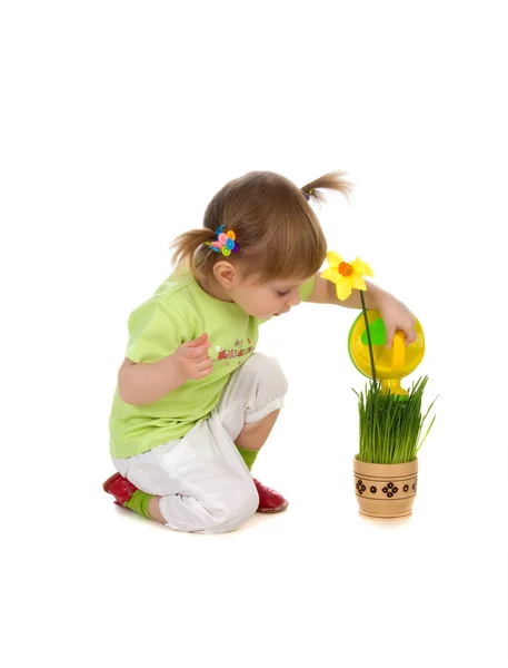Linda chica regando la flor — Foto de Stock