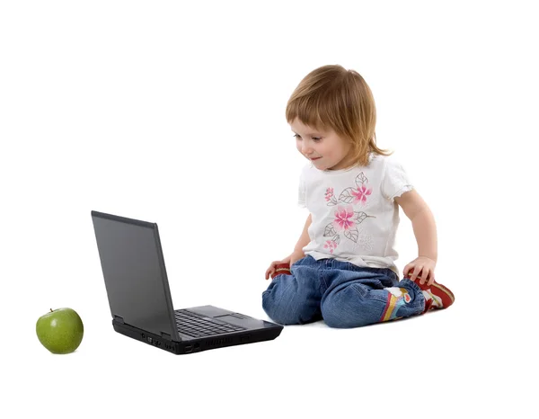 Gadis kecil yang lucu dan laptop — Stok Foto