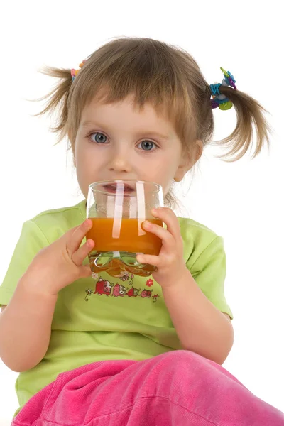 Χαριτωμένο μικρό κορίτσι ποτό χυμό καρότο — Φωτογραφία Αρχείου