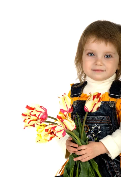 Söt liten flicka ger tulpaner — Stockfoto