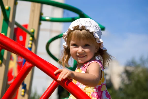 Carina bambina sul parco giochi — Foto Stock