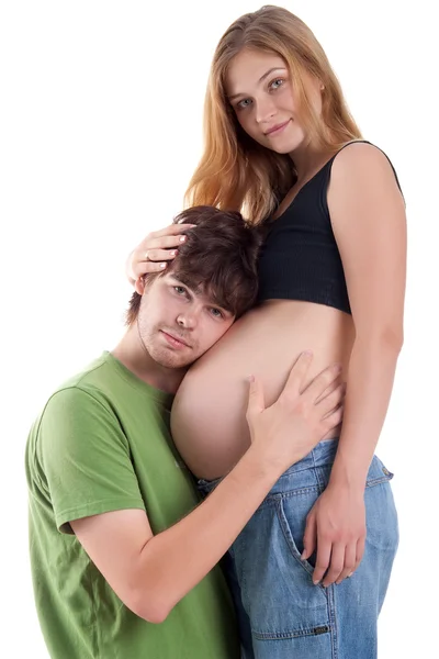 Милая беременная женщина и ее муж — стоковое фото