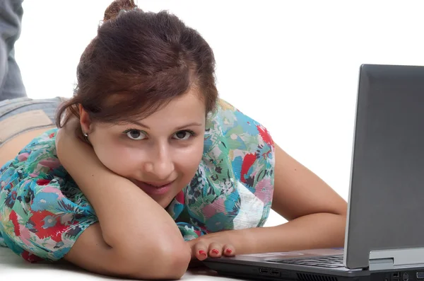 Jeune femme mignonne avec ordinateur portable — Photo