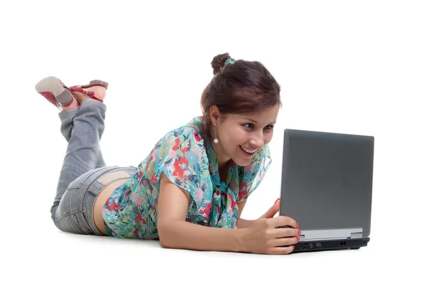 Leuke jonge vrouw met laptop — Stockfoto