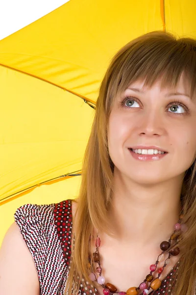 Χαριτωμένο νεαρή γυναίκα με κίτρινο ομπρέλα — Φωτογραφία Αρχείου