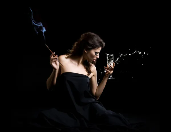 Glamour női pezsgővel és cigaret — Stock Fotó