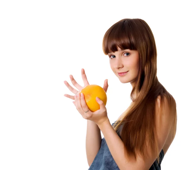 Щаслива молода жінка з апельсином — стокове фото