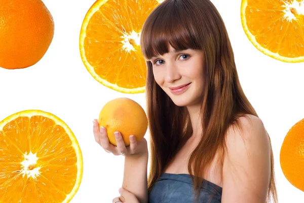 Glückliche junge Frau mit Orange — Stockfoto