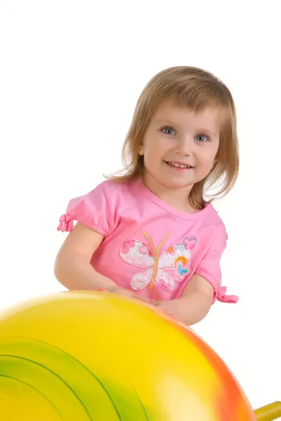 어린 소녀와 큰 노란 공 — 스톡 사진
