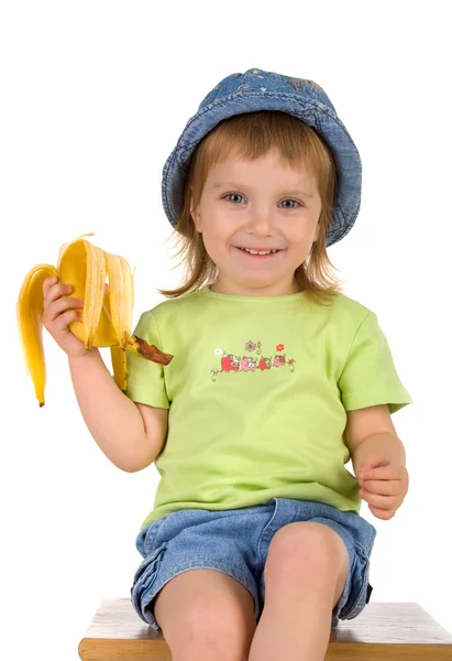 Kleines Mädchen isst eine Banane — Stockfoto