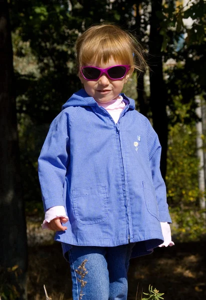Egy kislány napszemüvegben. — Stock Fotó