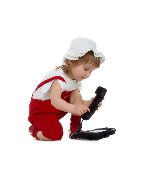 Klein meisje spreekt op de telefoon — Stockfoto