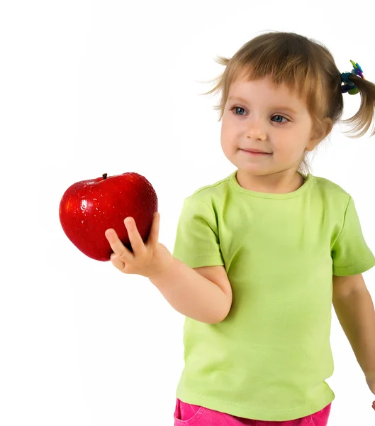 Κοριτσάκι με ώριμα κόκκινο μήλο — Φωτογραφία Αρχείου