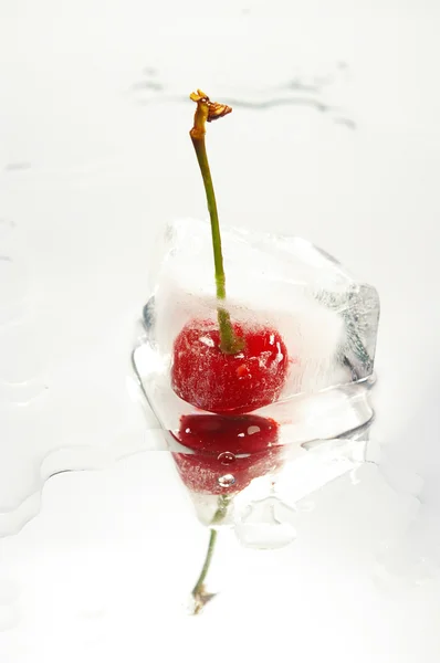 Una ciliegia congelata — Foto Stock