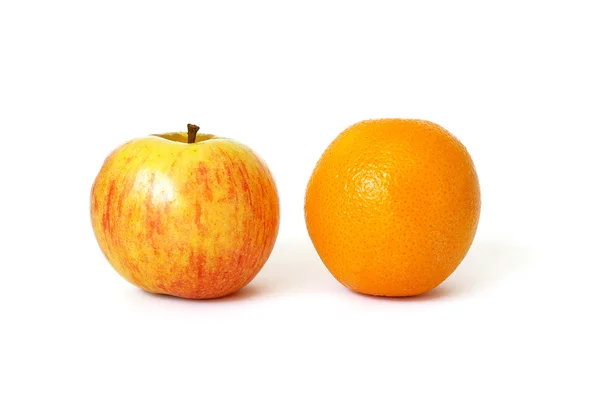 Апельсин и яблоко — стоковое фото
