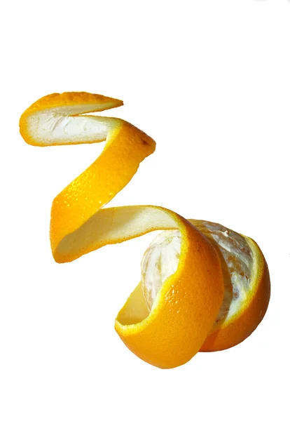 Orange mit lockig geschälter Haut — Stockfoto