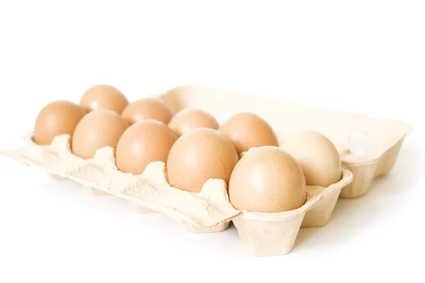 Verpakking van de eieren op wit — Stockfoto