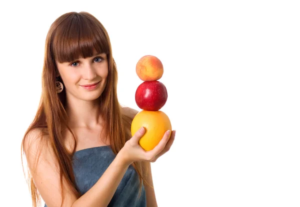 Hezká žena drží nějaké ovoce — Stock fotografie