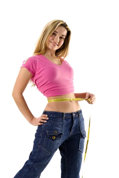 Mulher bonita medindo sua cintura pequena — Fotografia de Stock