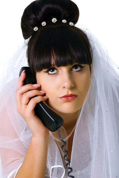 Ledsen bruden talar i telefon — Stockfoto