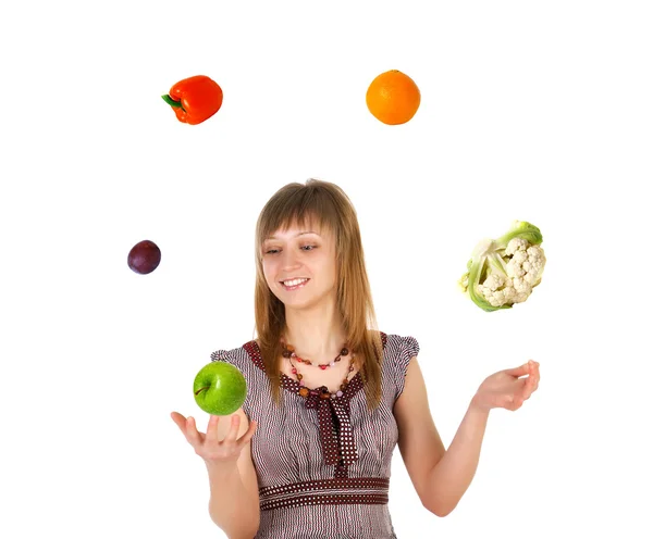 Γυναίκα juggling με φρούτα και λαχανικά — Φωτογραφία Αρχείου
