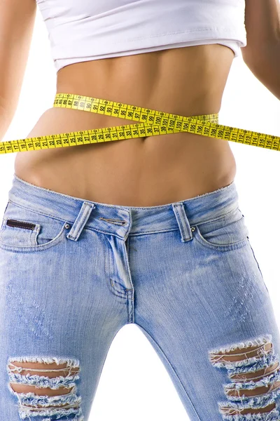 Mujer midiendo su cintura pequeña — Foto de Stock