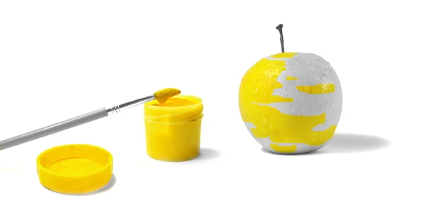 Žluté jablko, kvaše a štětec — Stock fotografie