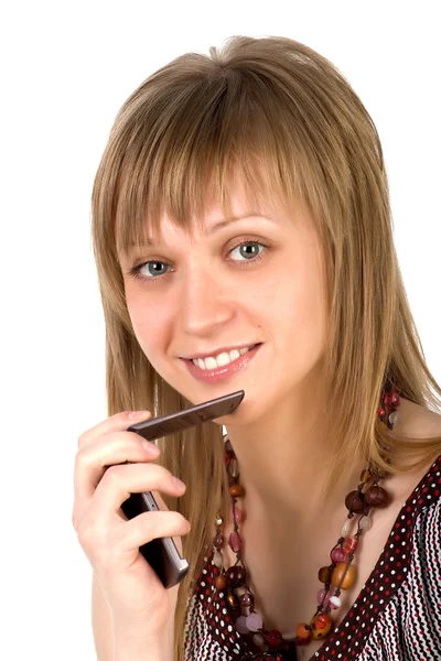 Mladá žena naslouchá na mobilní telefon — Stock fotografie