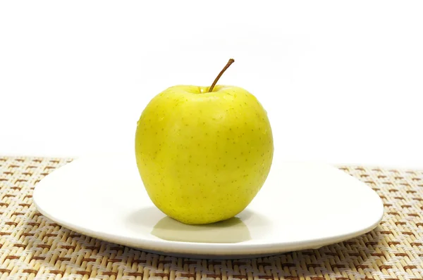 Jabłko na płytce białe na białym tle — Zdjęcie stockowe