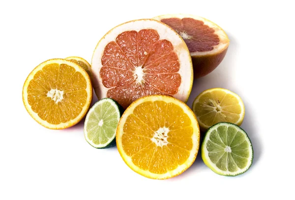 Grande variedade de citrinos cortados — Fotografia de Stock