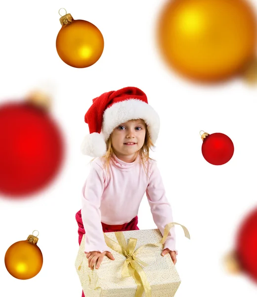 Linda chica con un regalo de Navidad y esferas —  Fotos de Stock