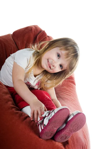 Маленькая девочка с красными блоками — стоковое фото