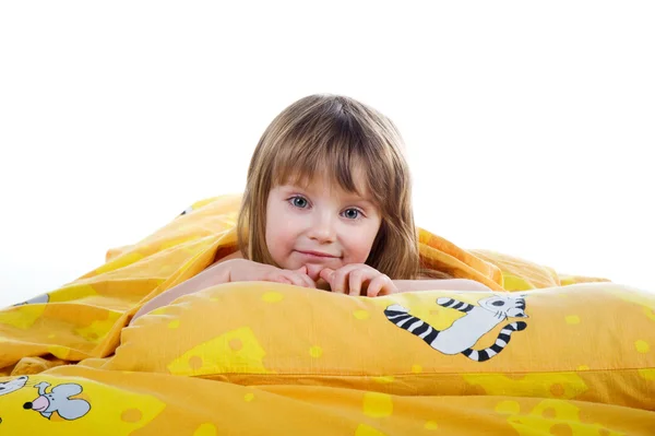 Roztomilá holčička na postel — Stock fotografie