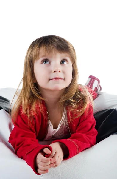 Χαριτωμένο μικρό κορίτσι σε ένα κόκκινο ψέμα — Φωτογραφία Αρχείου