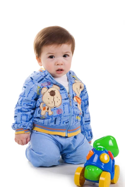 Симпатичный маленький мальчик с яркой игрушкой — стоковое фото