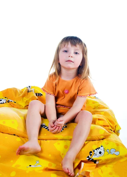 Schläfriges Mädchen sitzt auf dem Bett — Stockfoto