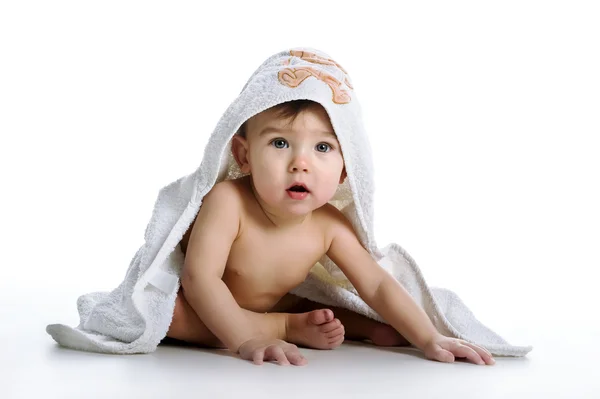 Glimlachende baby onder handdoek — Stockfoto