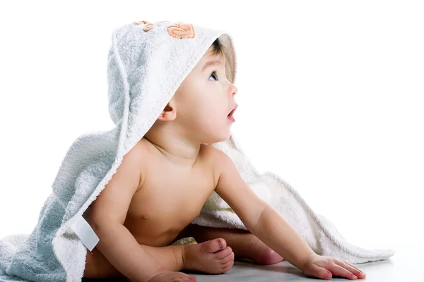 Gülen bebek beyaz havlu altında — Stok fotoğraf