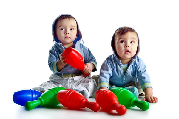 Irmãos gêmeos com skittles — Fotografia de Stock