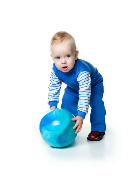 Маленький хлопчик з м'ячем на білому — стокове фото