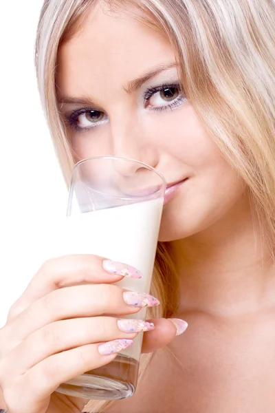 Красива жінка п'є молоко — стокове фото