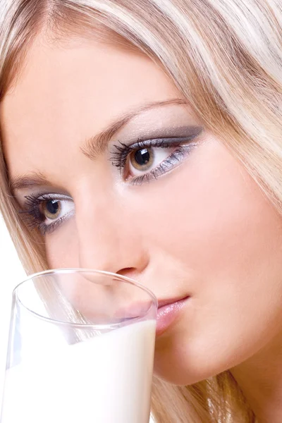Красивая женщина пьет молоко — стоковое фото
