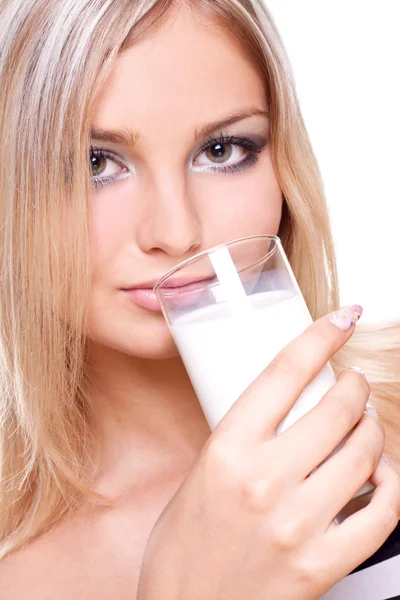 Mujer hermosa bebiendo leche — Stok fotoğraf