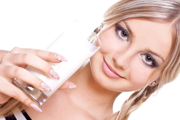Schöne Frau, die Milch trinkt — Stockfoto