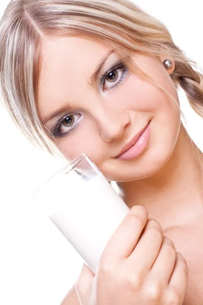 Schöne Frau, die Milch trinkt — Stockfoto