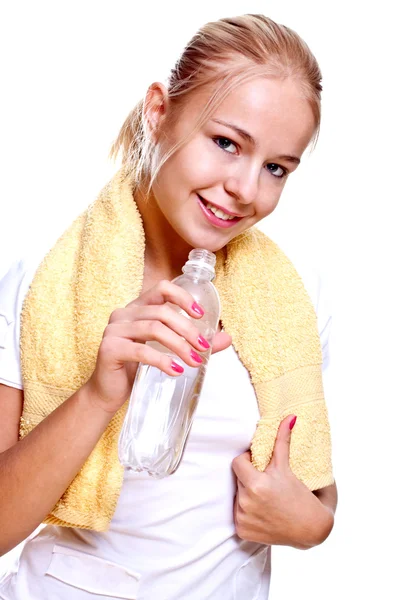 Mujer sosteniendo una botella de agua — Foto de Stock