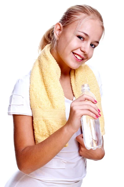 Женщина с бутылкой воды в руках — стоковое фото